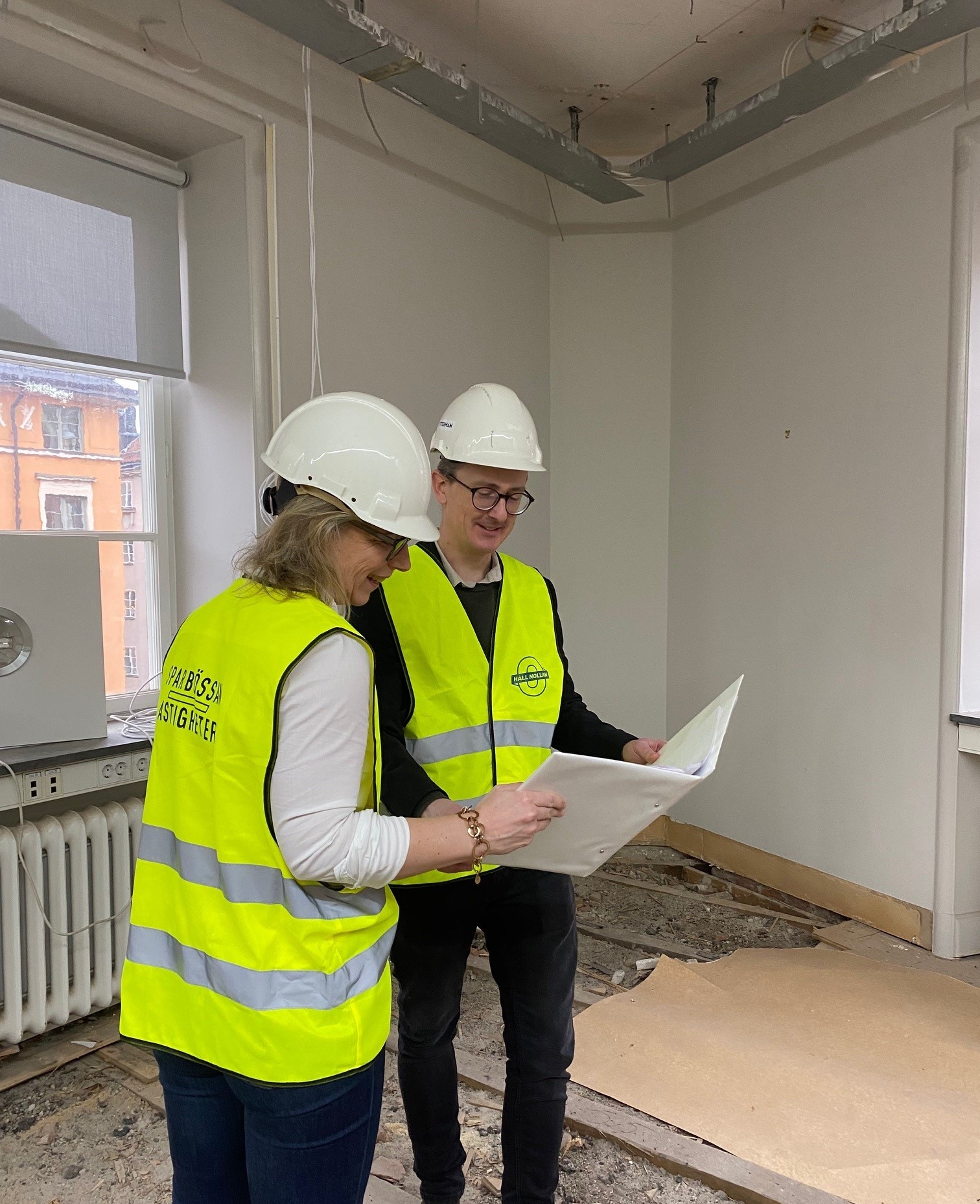 Sara Östmark, vd på Sparbössan och Linus Carlsson, Kommersiell förvaltare besöker ett av deras pågående anpassningsprojekt.